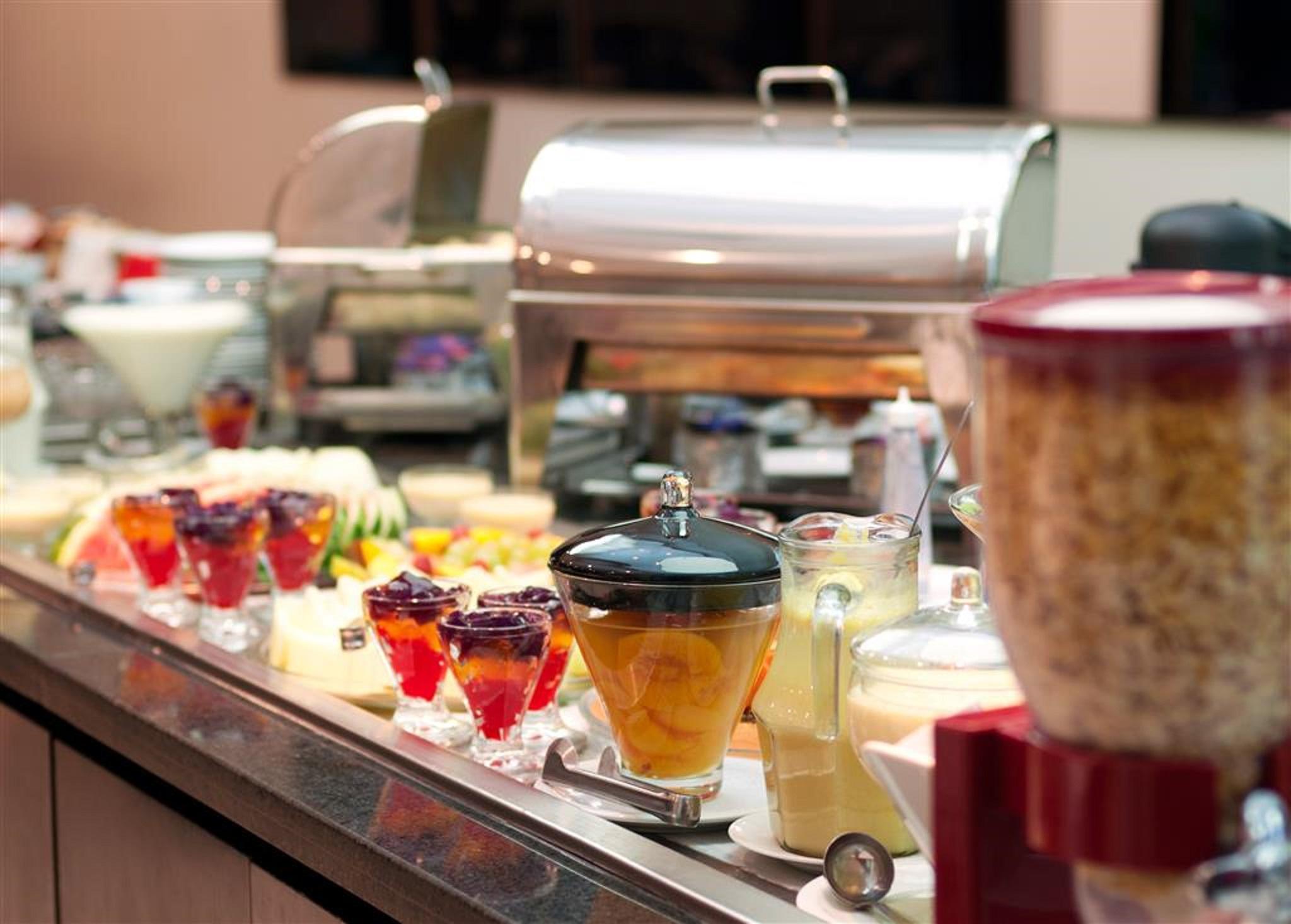 فندق Double Tree By Hilton Sao Paulo Itaim المظهر الخارجي الصورة A buffet at a hotel